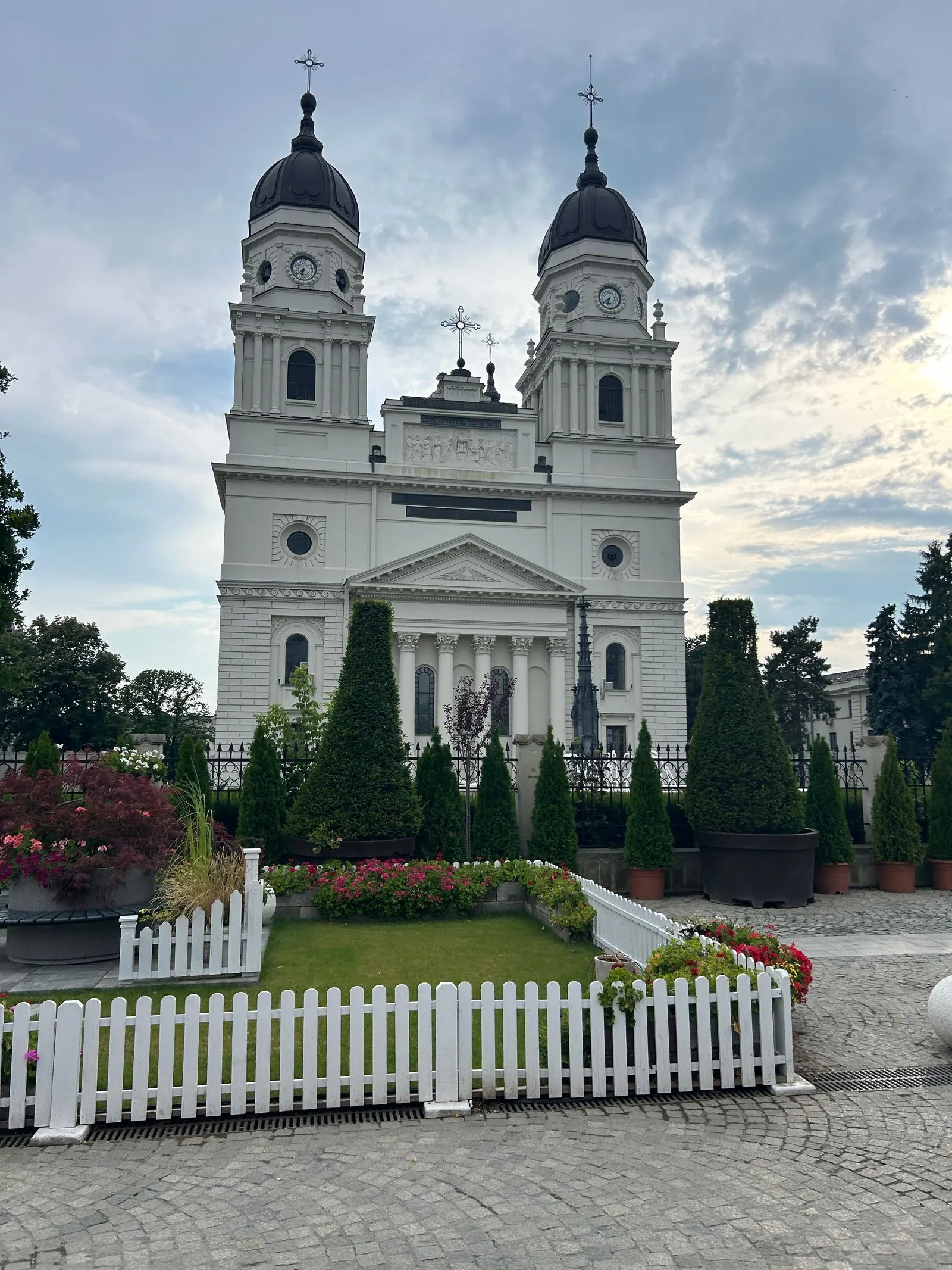 Catedrala Mitropolitană din Iași, cu cele două turnuri și grădina din fața intrării