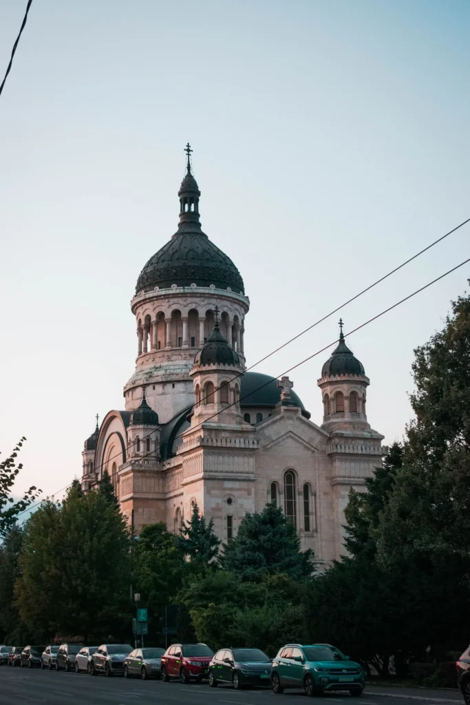 Catedrala Mitropolitană Ortodoxă din Piața Avram Iancu, Cluj-Napoca, vizavi de Operă, la apus