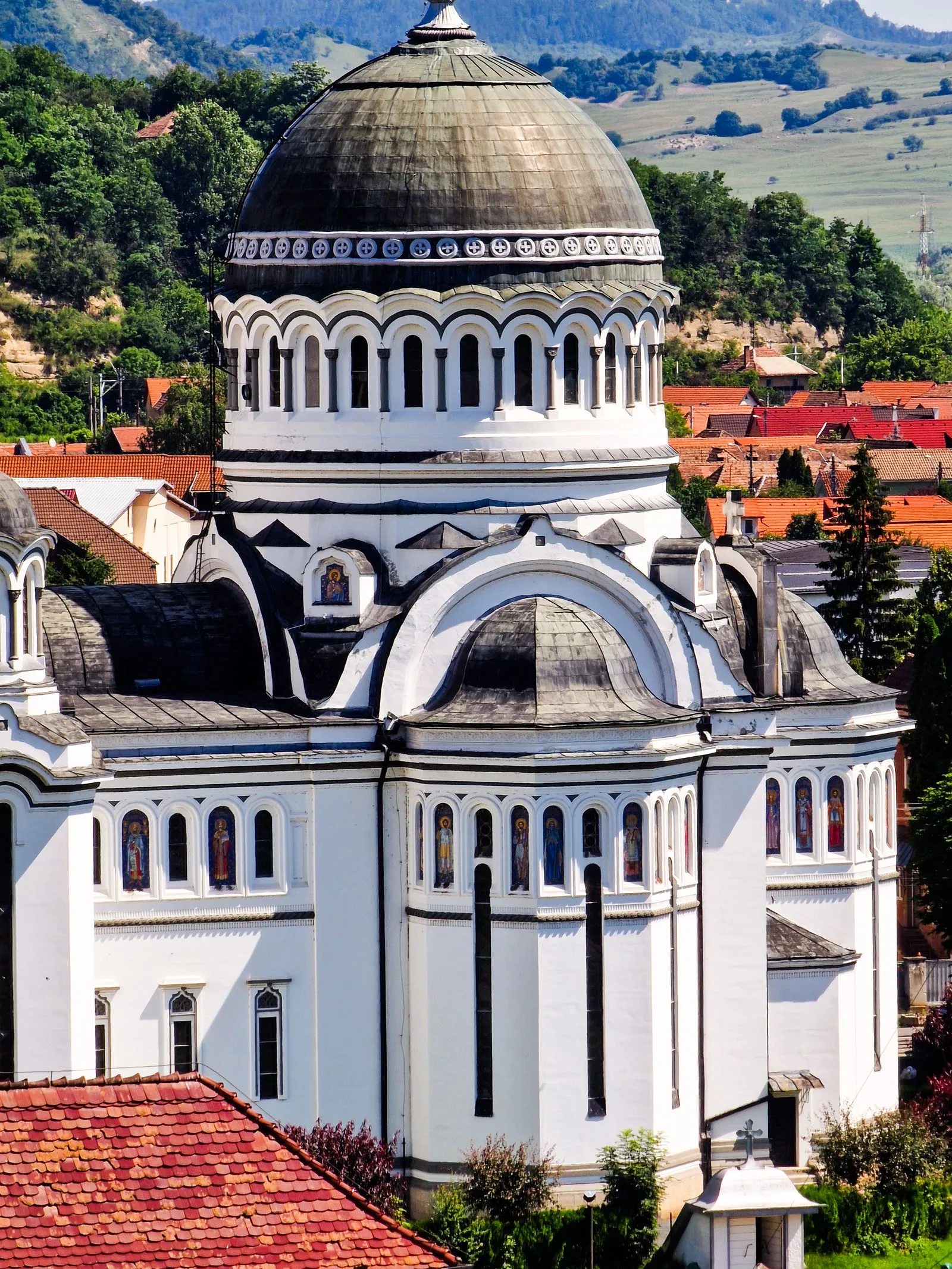Catedrala ortodoxă Sfânta Treime din Sighișoara, cu cupola mare, în orașul de jos