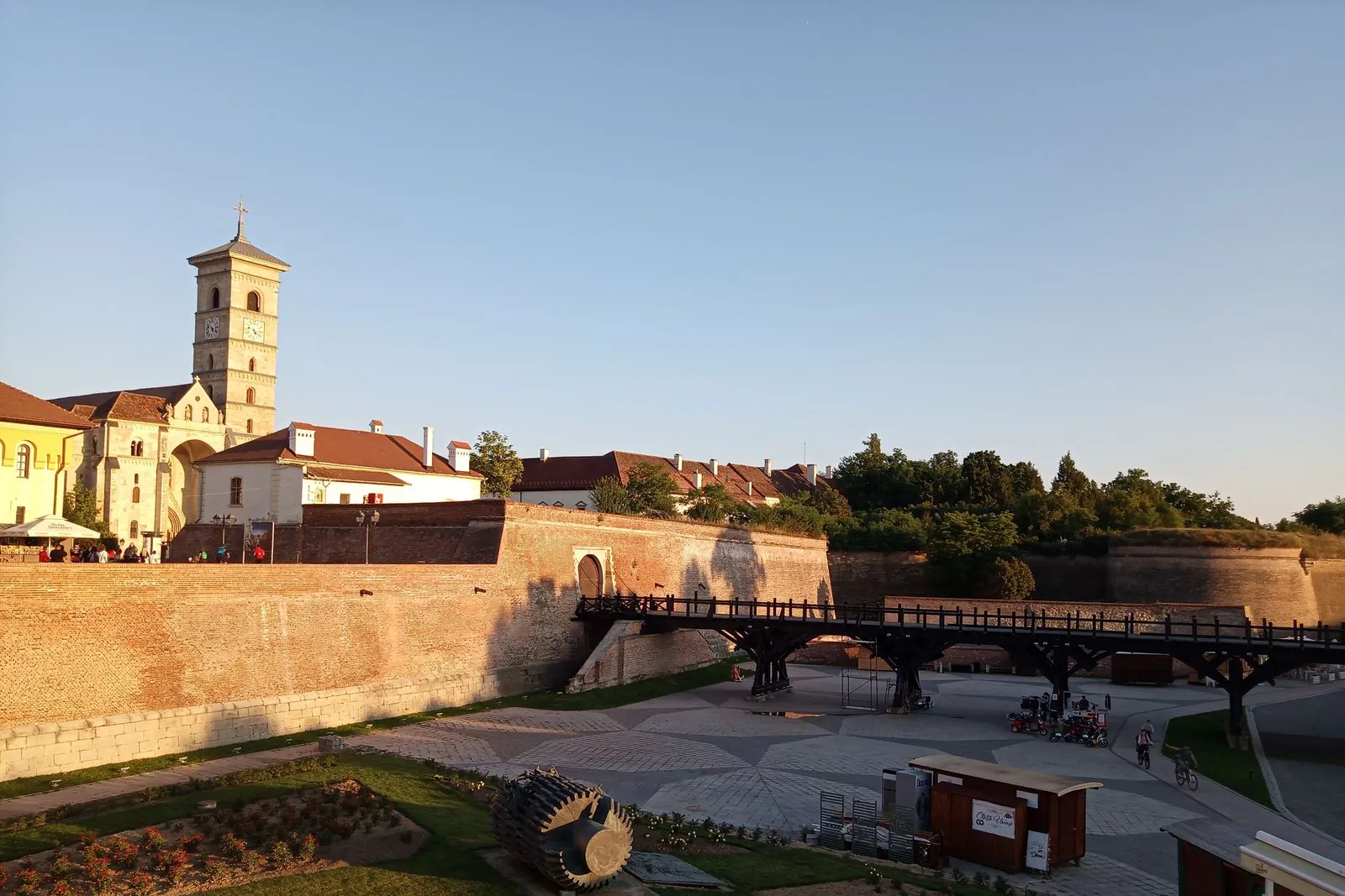 Zidurile de cărămidă și podul de lemn de pe latura de vest a Cetății Alba Carolina din Alba Iulia, cu turnul Catedralei Romano-Catolice