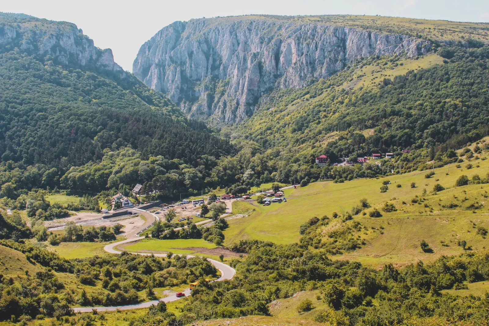 Cheile Turzii văzute de sus, cu pereții de calcar și drumul spre cabanele de la intrare