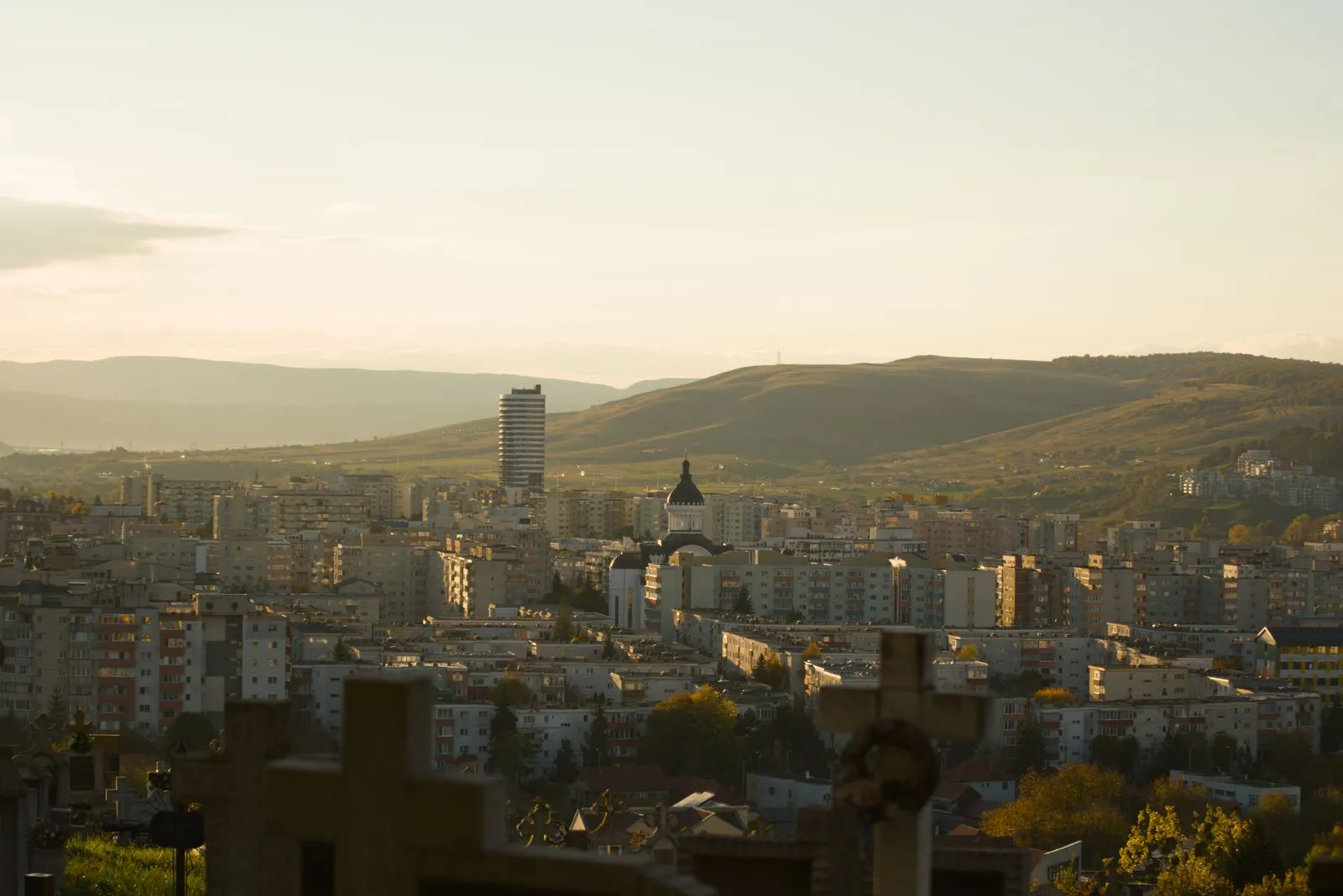 Cluj-Napoca văzut de sus, cu dealurile din jurul orașului la apus