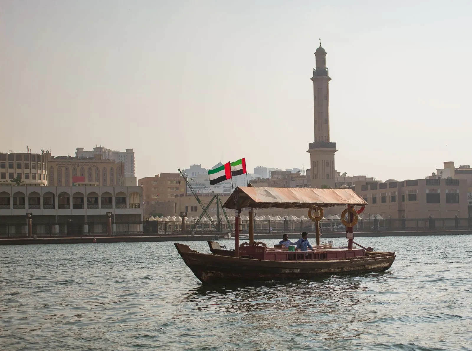 Abra tradițională pe Dubai Creek, cu minaretul din Bur Dubai în fundal