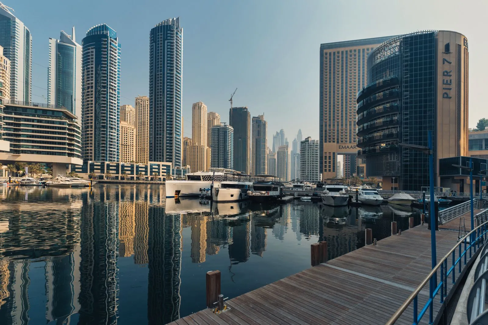 Dubai Marina cu zgârie-nori, iahturi și clădirea Pier 7