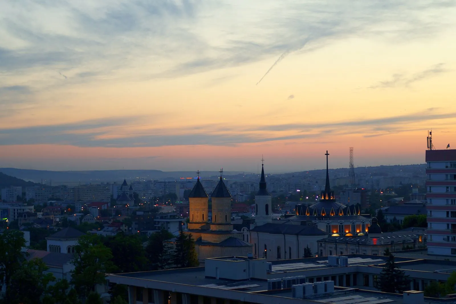 Panorama Iașului la apus, cu turlele bisericilor din centru și dealurile din jur