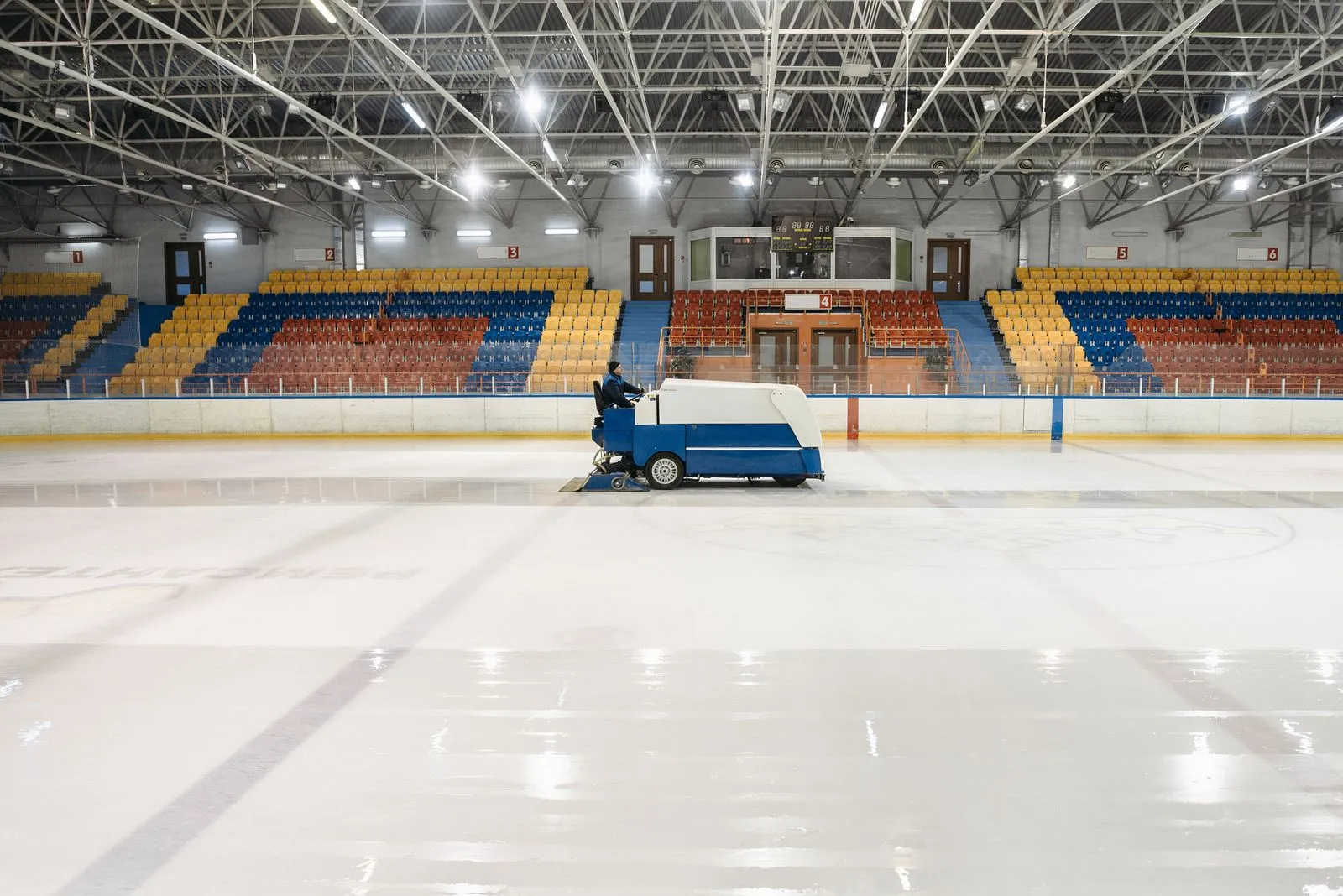 Mașină de refăcut gheața pe un patinoar acoperit, în pauza dintre două sesiuni de patinaj