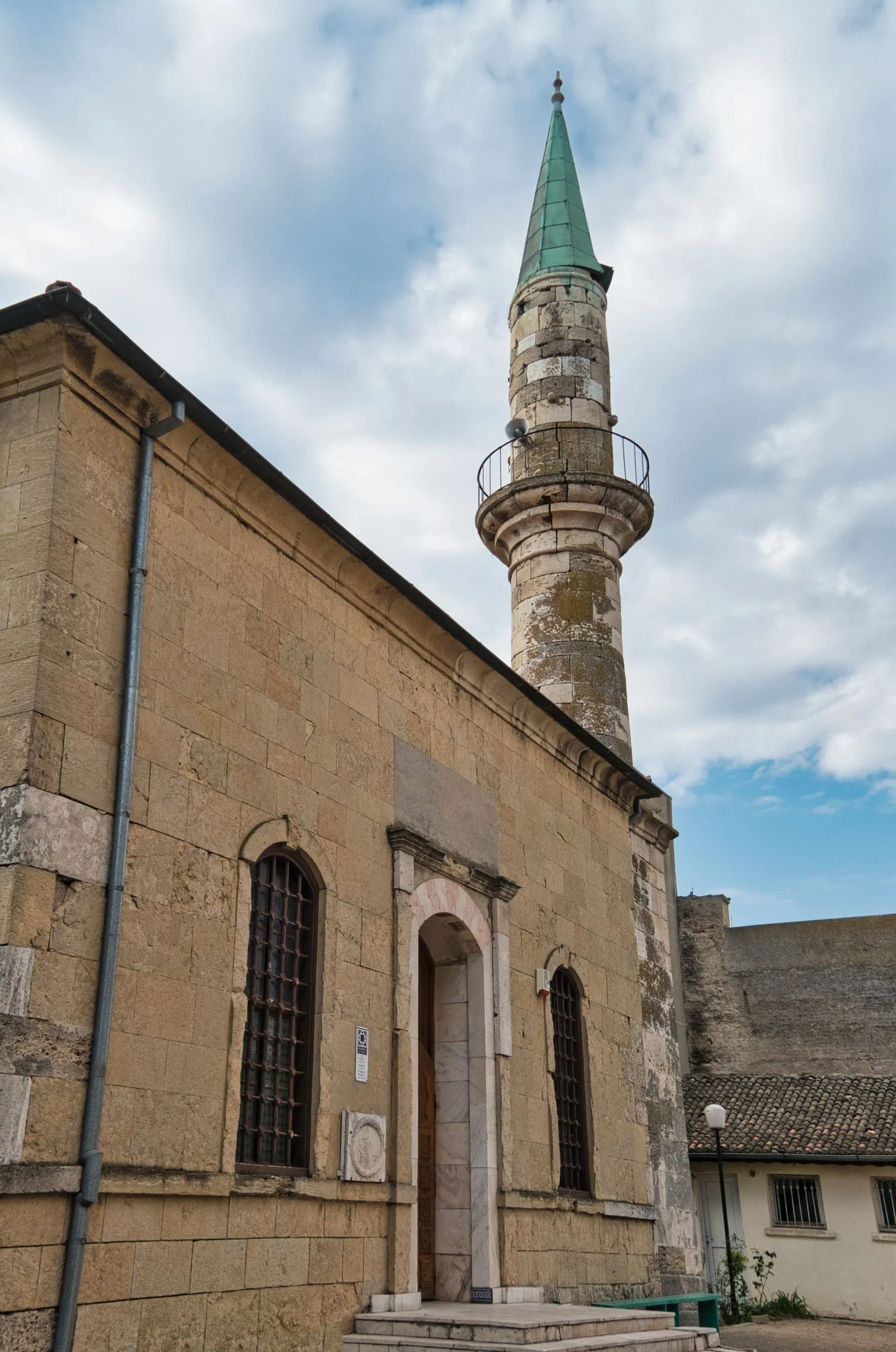 Moscheea Hunchiar din centrul vechi al Constanței, din piatră, cu minaretul cu vârf verde
