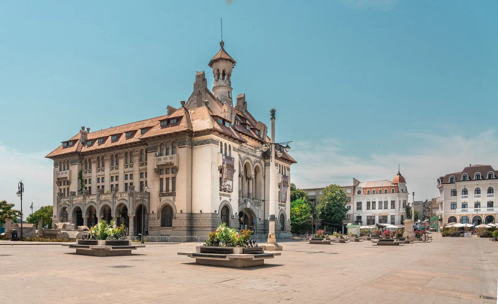 Clădirea Muzeului de Istorie Națională și Arheologie, fosta primărie cu turn cu ceas, pe latura Pieței Ovidiu din Constanța