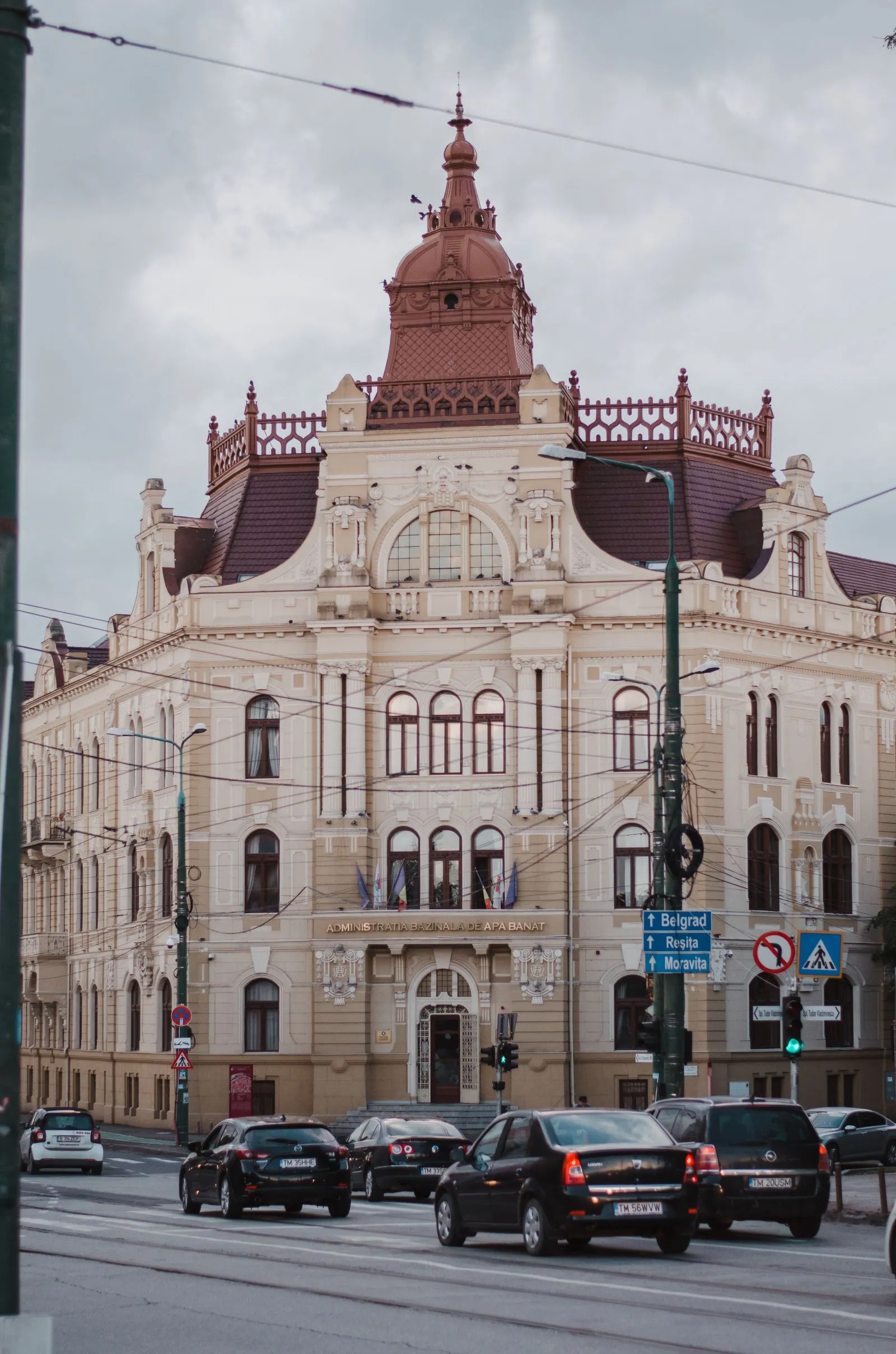 Palatul Apelor din Timișoara, clădirea de la intrarea în cartierul Iosefin
