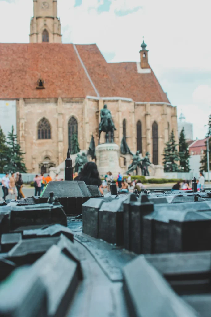 Statuia lui Matei Corvin și Biserica Sfântul Mihail din Piața Unirii, Cluj-Napoca, locul târgului de Crăciun