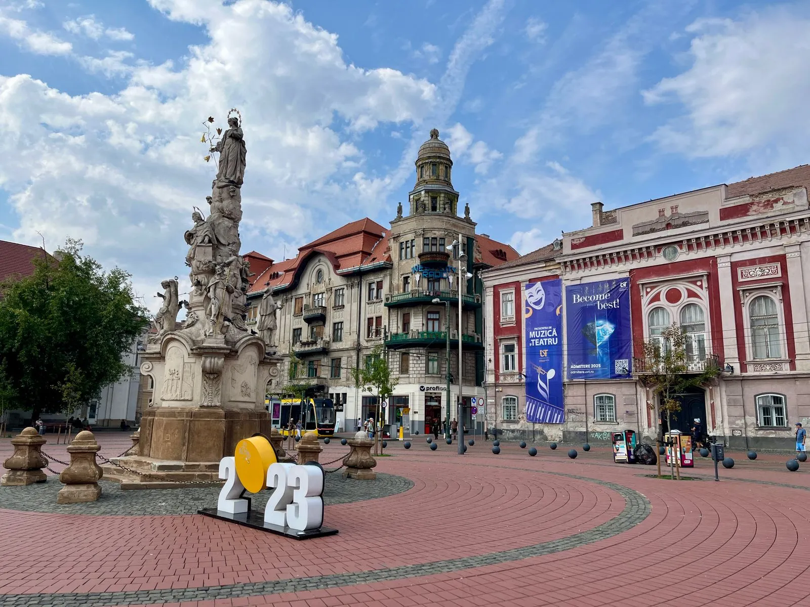 Piața Unirii din Timișoara cu Coloana Sfintei Treimi și Palatul Baroc, unde e Muzeul Național de Artă