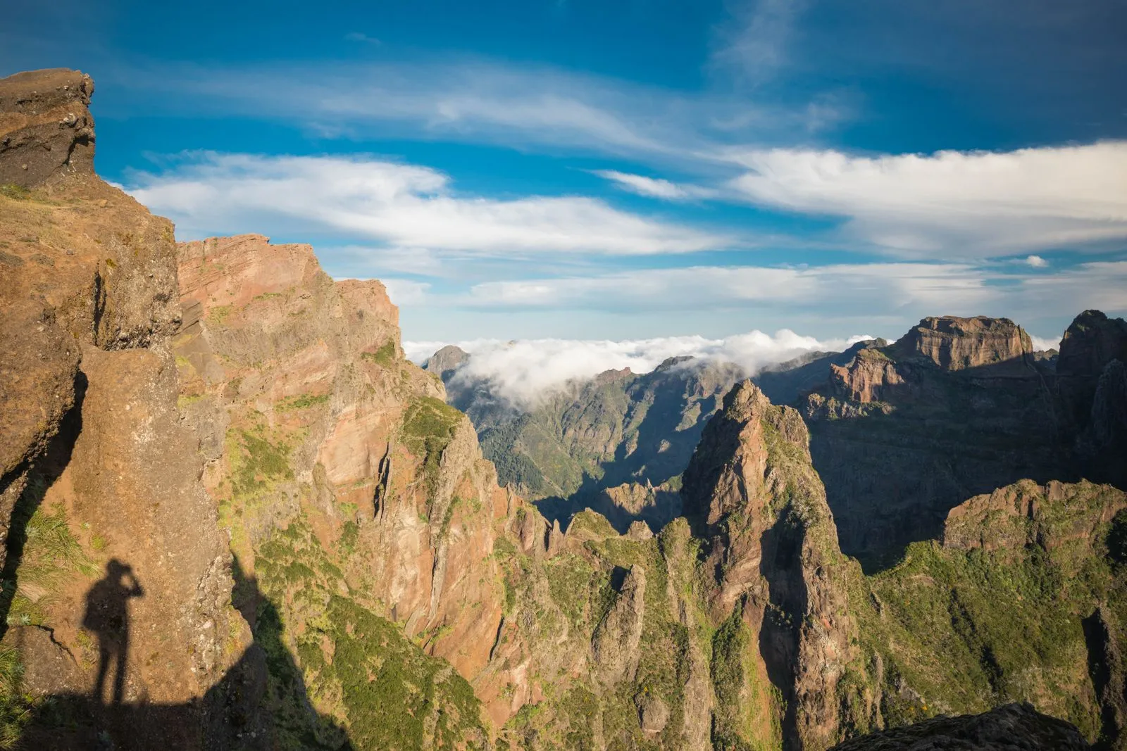 Crestele de bazalt văzute de pe Pico do Arieiro, al treilea vârf ca înălțime din Madeira, deasupra norilor