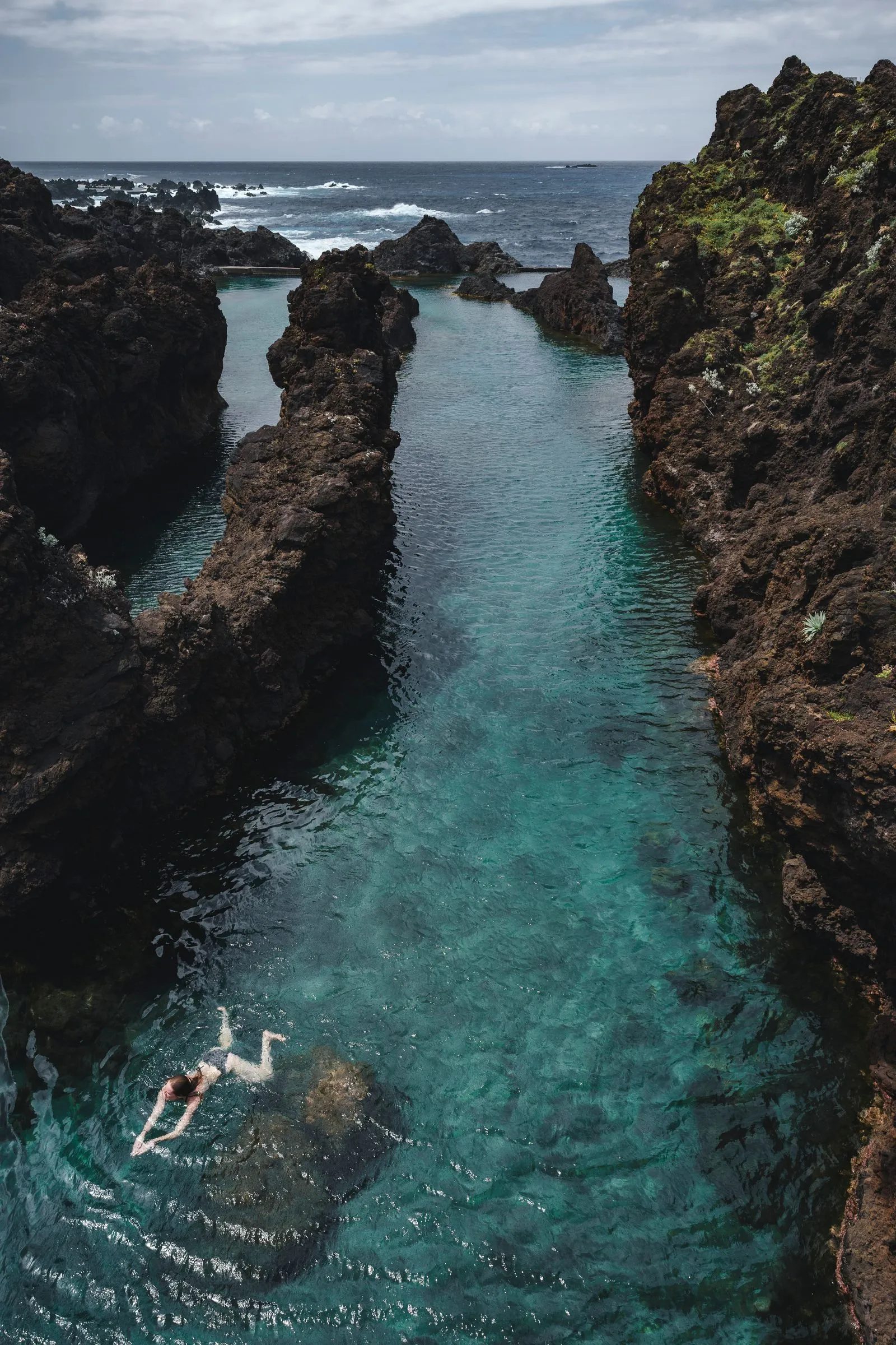 Piscinele naturale din rocă vulcanică de la Porto Moniz, în nord-vestul insulei Madeira, văzute de sus