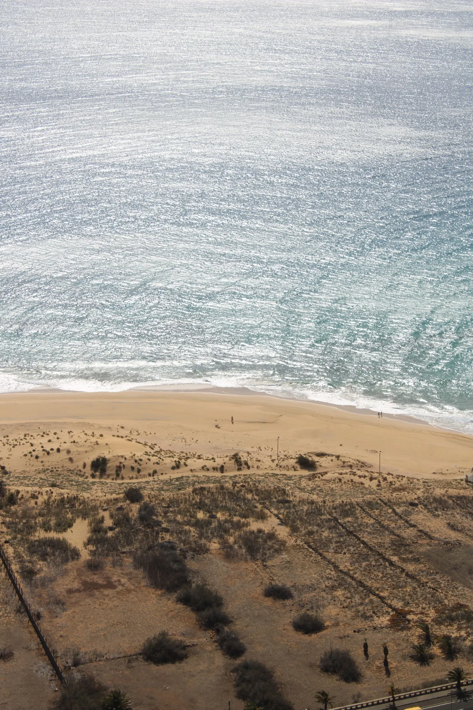 Plaja de nisip auriu de pe insula Porto Santo, la nord-est de Madeira, văzută de pe deal