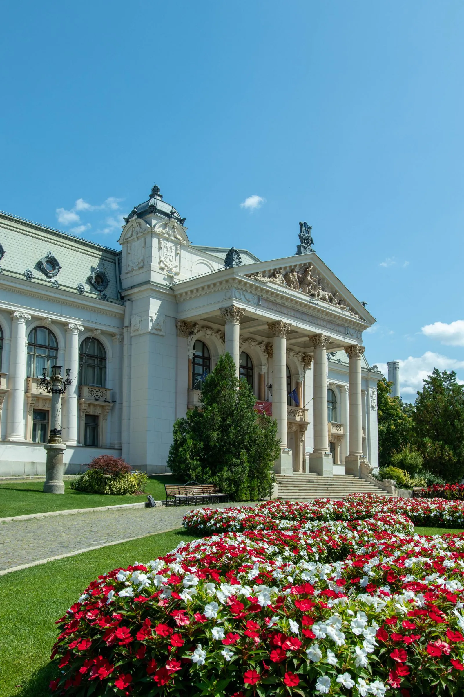 Teatrul Național Vasile Alecsandri din Iași, cu straturi de flori în fața intrării
